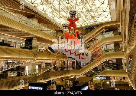 L'atrium du complexe commercial de luxe Ginza six décorant avec l'artiste japonais Kenji Yanobe l'installation artistique sur le thème de l'espace 'Big Cat Bang' Ginza, Tokyo, Japon Banque D'Images