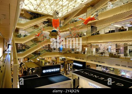 L'atrium du complexe commercial de luxe Ginza six décorant avec l'artiste japonais Kenji Yanobe l'installation artistique sur le thème de l'espace 'Big Cat Bang' Ginza, Tokyo, Japon Banque D'Images