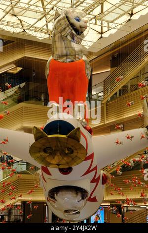 L'atrium du complexe commercial de luxe Ginza six décorant avec l'artiste japonais Kenji Yanobe l'installation artistique sur le thème de l'espace 'Big Cat Bang' Ginza, Tokyo, Japon Banque D'Images