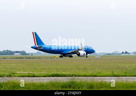 Bleu ITA Airways Airbus A320 NEO arrivant à Amsterdam Schiphol Banque D'Images