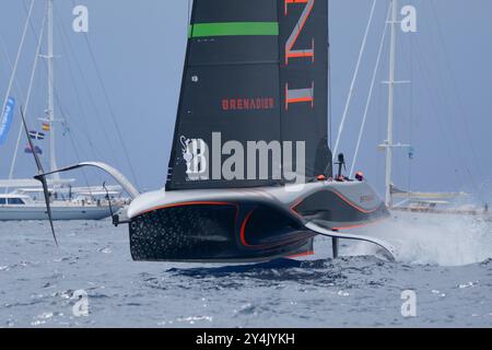 18 septembre 2024 ; Port de Barcelone, Catalogne, Espagne ; Coupe des Amériques 2024, Louis Vuitton Cup demi-finale Yacht Race ; Ineos Britannia Banque D'Images