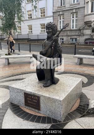 Dublin, IRLANDE. 4 septembre 2024. 20240904 - Une statue en bronze grandeur nature assise du chanteur et musicien folk irlandais Luke Kelly est située au sud de Dublin, en Irlande. (Crédit image : © Chuck Myers/ZUMA Press Wire) USAGE ÉDITORIAL SEULEMENT! Non destiné à UN USAGE commercial ! Banque D'Images