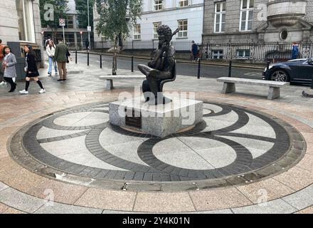 Dublin, IRLANDE. 4 septembre 2024. 20240904 - Une statue en bronze grandeur nature assise du chanteur et musicien folk irlandais Luke Kelly est située au sud de Dublin, en Irlande. (Crédit image : © Chuck Myers/ZUMA Press Wire) USAGE ÉDITORIAL SEULEMENT! Non destiné à UN USAGE commercial ! Banque D'Images