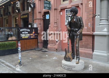 Dublin, IRLANDE. 4 septembre 2024. 20240904 - Une statue en bronze de Philip Lynott, musicien irlandais et co-fondateur du groupe de rock Thin Lizzy, se tient sur Harry Street à Dublin, en Irlande. (Crédit image : © Chuck Myers/ZUMA Press Wire) USAGE ÉDITORIAL SEULEMENT! Non destiné à UN USAGE commercial ! Banque D'Images