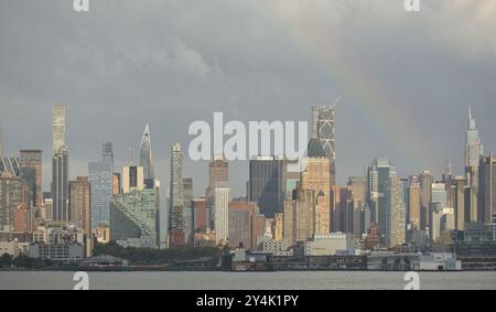 arc-en-ciel sur le côté ouest de manhattan new york city skyline (bâtiments résidentiels et commerciaux de gratte-ciel) vue depuis nj nyc panorama rainbow col Banque D'Images