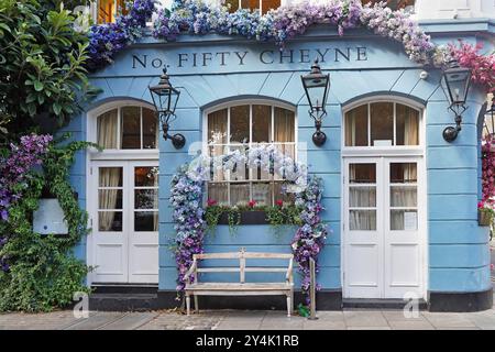 Les pubs londoniens ont des extérieurs colorés décorés de fleurs Banque D'Images