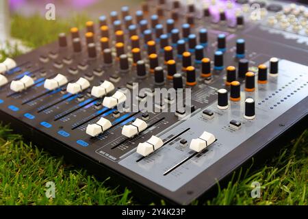 Console de mixage, télécommande pour régler le son, mixeur audio sur la nature. Studio d'enregistrement sonore. Production musicale Banque D'Images