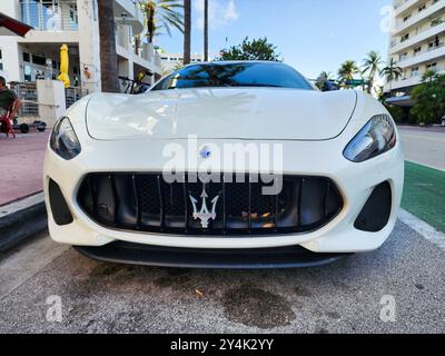 Miami Beach, Floride États-Unis - 6 juin 2024 : 2018 Maserati GranTurismo blanc à miami Beach. Maserati GranTurismo à Ocean Drive. Banque D'Images