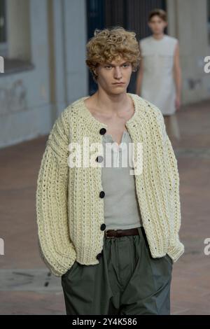 Milan, Italie. 18 septembre 2024. Un mannequin marche sur la piste du défilé Onitsuka Tiger pendant le Milan Womenswear printemps/été 2025. Crédit : SOPA images Limited/Alamy Live News Banque D'Images