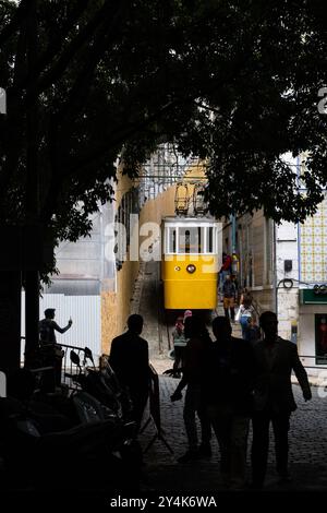 L'Ascensor Lavra est le plus ancien funiculaire de Lisbonne, au Portugal, ayant commencé à transporter des coureurs jusqu'à la colline de Santana en 1884. Banque D'Images