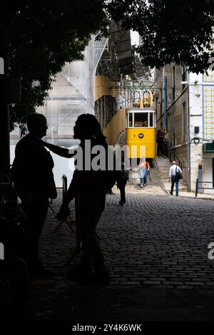 L'Ascensor Lavra est le plus ancien funiculaire de Lisbonne, au Portugal, ayant commencé à transporter des coureurs jusqu'à la colline de Santana en 1884. Banque D'Images