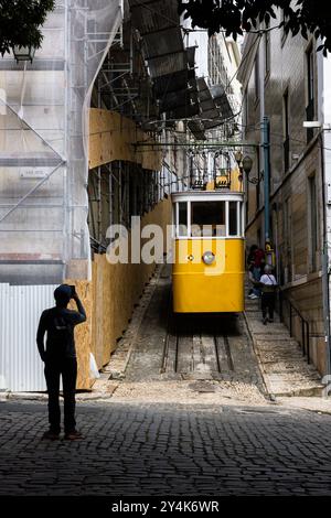 L'Ascensor Lavra est le plus ancien funiculaire de Lisbonne, au Portugal, ayant commencé à transporter des coureurs jusqu'à la colline de Santana en 1884. Banque D'Images