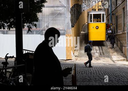 L'Ascensor Lavra est le plus ancien funiculaire de Lisbonne, au Portugal, ayant commencé à transporter des coureurs jusqu'à la colline de Santana en 1884. Banque D'Images