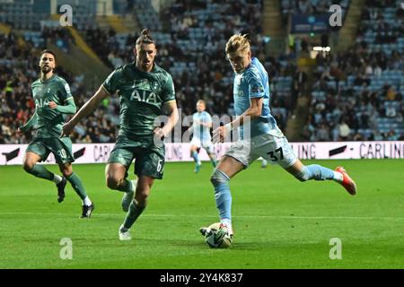 Norman bassette (37 Coventry City) tire lors du match de troisième tour de la Coupe Carabao entre Coventry City et Tottenham Hotspur à la Coventry Building Society Arena, Coventry, le mercredi 18 septembre 2024. (Photo : Kevin Hodgson | mi News) crédit : MI News & Sport /Alamy Live News Banque D'Images