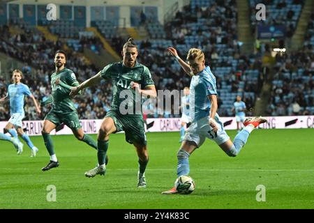 Norman bassette (37 Coventry City) tire lors du match de troisième tour de la Coupe Carabao entre Coventry City et Tottenham Hotspur à la Coventry Building Society Arena, Coventry, le mercredi 18 septembre 2024. (Photo : Kevin Hodgson | mi News) crédit : MI News & Sport /Alamy Live News Banque D'Images