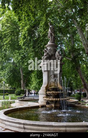 Paseo del Prado est une promenade piétonne et un site de l'UNESCO bordé d'arbres et de fontaines à Madrid, en Espagne. Banque D'Images