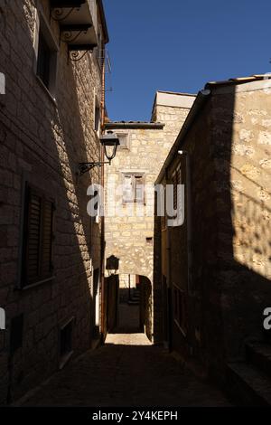 Étroite allée de pierre à Petralia Soprana Banque D'Images