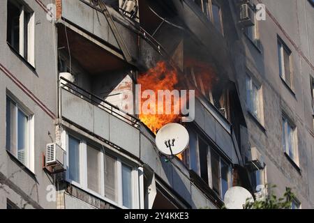 Non exclusif : KHARKIV, UKRAINE - 15 SEPTEMBRE 2024 - un incendie brûle dans l'un des appartements d'un immeuble résidentiel de grande hauteur, touché par un KAB russe, Banque D'Images