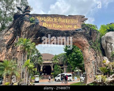 Bang Phra, Thaïlande. 18 septembre 2024. L'entrée du zoo ouvert de Khao Kheow. La mignonne hippopotame Moo Deng, qui vit dans le zoo, est devenue une sensation sur Internet en Thaïlande et dans d'autres pays asiatiques à cause de ses visages drôles. Le nombre de visiteurs du zoo a doublé depuis sa naissance en juillet. Crédit : Carola Frentzen/dpa/Alamy Live News Banque D'Images