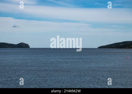 Vue de la baie de la conception depuis la plage sur la route de la baie de la conception à Holyrood, Terre-Neuve-et-Labrador, Canada Banque D'Images