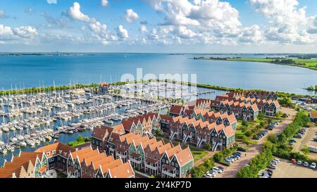 Vue aérienne par drone des maisons hollandaises modernes typiques et de la marina dans le port d'en haut, architecture du port de la ville de Volendam, Hollande du Nord, pays-Bas Banque D'Images