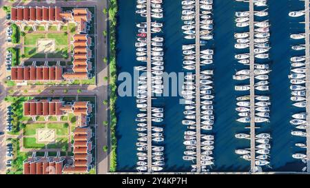 Vue aérienne par drone des maisons hollandaises modernes typiques et de la marina dans le port d'en haut, architecture du port de la ville de Volendam, Hollande du Nord, pays-Bas Banque D'Images