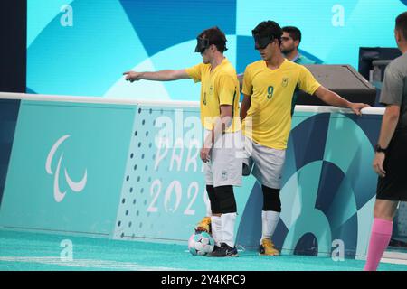 Paris, France. 3 septembre 2024. Équipe Brésil élabore une stratégie lors de son match de football aveugle avec la Chine aux Jeux paralympiques de Paris 2024. (Crédit image : © JDG/ZUMA Press Wire) USAGE ÉDITORIAL SEULEMENT! Non destiné à UN USAGE commercial ! Banque D'Images