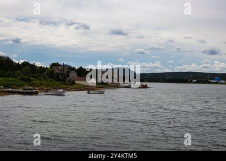 Bateaux ancrés sur Indian Pond à Seal Cove, conception Bay South, Terre-Neuve-et-Labrador, Canada Banque D'Images