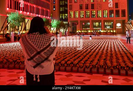 L'ARTISTE SYRIEN BASHIR MUHAMMAD S INSTALLATION ARTISTIQUE À DOHA ECHO OF LOST INNOCENCE People visitez l'installation des ours en peluche intitulée Echo of Lost innocence à la galerie en plein air Barahat Mashaireb pour attirer l'attention sur les enfants palestiniens qui ont perdu la vie dans l'attaque israélienne sur Gaza à Doha, Qatar le 18 septembre 2024. L'installation avec 15 000 ours en peluche a été conçue par l'artiste syrien Basher Mohamad L'exposition se déroule jusqu'en septembre 26. DOHA Qatar Copyright : xNOUSHADx Banque D'Images