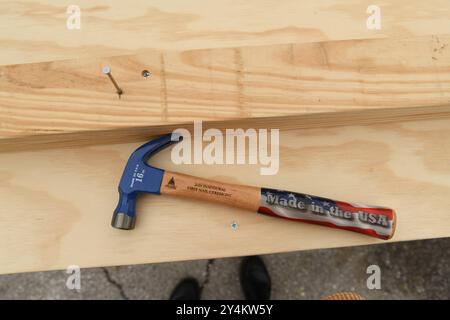 Washington, États-Unis. 18 septembre 2024. Un marteau qui sera utilisé lors de la première cérémonie de conduite des ongles pour construire le podium pour la prochaine inauguration présidentielle sur le front ouest du Capitole des États-Unis à Washington, DC, États-Unis le mercredi 18 septembre 2024. Photo Mattie Neretin/CNP/ABACAPRESS. COM Credit : Abaca Press/Alamy Live News Banque D'Images