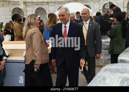 Washington, États-Unis. 18 septembre 2024. Le leader de la majorité à la Chambre des États-Unis Steve Scalise (républicain de Louisiane) part après la première cérémonie de conduite des ongles pour construire le podium pour la prochaine inauguration présidentielle sur le front ouest du Capitole des États-Unis à Washington, DC, États-Unis le mercredi 18 septembre 2024. Photo Mattie Neretin/CNP/ABACAPRESS. COM Credit : Abaca Press/Alamy Live News Banque D'Images