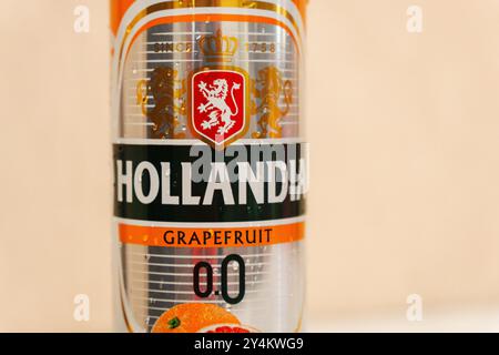 Tyumen, Russie-06 septembre 2024 : bière sans alcool Hollandia peut fermer sur blanc. Brassé en Hollande, depuis 1758. Banque D'Images