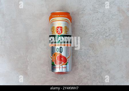 Tyumen, Russie-06 septembre 2024 : bière sans alcool Hollandia peut fermer sur blanc. Brassé en Hollande, depuis 1758. Banque D'Images