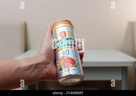 Tyumen, Russie-06 septembre 2024 : bière sans alcool, bouteilles Hollandia en magasin. Brassé en Hollande, depuis 1758 Banque D'Images