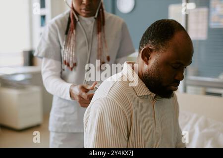 Médecin examinant le patient dans l'établissement médical moderne Banque D'Images
