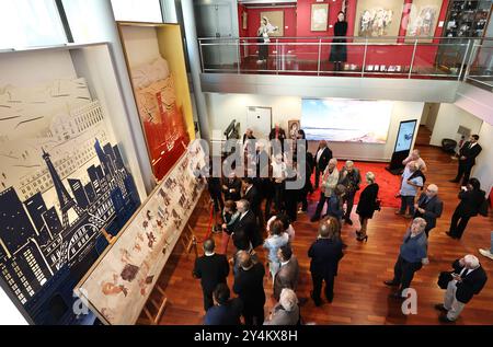 Paris, 18 septembre. 24 septembre 2024. Les clients visitent la route de la soie Danqing, une exposition de copies de peintures murales de temples rupestres le long de l'ancienne route de la soie au Centre culturel chinois à Paris, France, le 18 septembre 2024. L'exposition durera jusqu'au 24 septembre 2024. Crédit : Gao Jing/Xinhua/Alamy Live News Banque D'Images