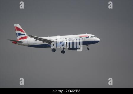 Airbus A320 exploité par British Airways, en approche pour l'atterrissage à l'aéroport El Prat de Barcelone, Barcelone, Catalogne, Espagne Banque D'Images