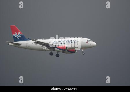 Airbus A319 exploité par Air Serbia, en approche pour l'atterrissage à l'aéroport El Prat de Barcelone, Barcelone, Catalogne, Espagne Banque D'Images