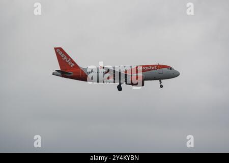 Airbus A319 exploité par EasyJet, en approche pour l'atterrissage à l'aéroport El Prat de Barcelone, Barcelone, Catalogne, Espagne Banque D'Images