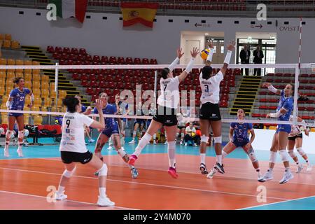 Rome, 18 sept 2024, Dayana Segovia du CD Heidelberg Volkswagen, Adriani Vilvert Joaquim du CD Heidelberg Volkswagen, Patricia Aranda Munoz du CD Heidelberg Volkswagen lors de la COUPE WEVZA femmes de volleyball entre Bezier VB et Heidelberg Volkswagen le 18 sept 2024 au Palazzetto dello Sport à Rome. Banque D'Images