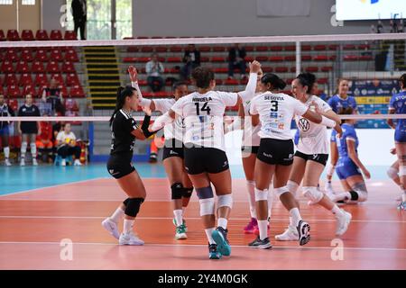 Rome, 18 sept 2024, Camila Hiruela Tapia du CD Heidelberg Volkswagen, Dayana Segovia du CD Heidelberg Volkswagen, Claudia Hernandez Figueroa du CD Heidelberg Volkswagen lors de la COUPE DE volleyball WEVZA femmes entre Bezier VB et Heidelberg Volkswagen le 18 sept 2024 au Palazzetto dello Sport à Rome. Banque D'Images