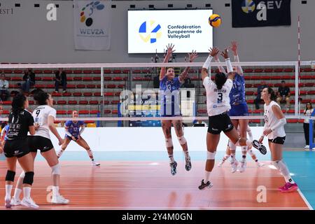 Rome, 18 sept 2024, Dayana Segovia de CD Heidelberg Volkswagen, Marissa Stockman de Béziers volley, Ciara Debell de Béziers volley lors de la COUPE WEVZA femmes de volleyball entre Bézier VB et Heidelberg Volkswagen le 18 sept 2024 au Palazzetto dello Sport à Rome. Banque D'Images
