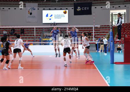 Rome, 18 sept 2024, Dayana Segovia de CD Heidelberg Volkswagen, Marissa Stockman de Béziers volley, Ciara Debell de Béziers volley lors de la COUPE WEVZA femmes de volleyball entre Bézier VB et Heidelberg Volkswagen le 18 sept 2024 au Palazzetto dello Sport à Rome. Banque D'Images