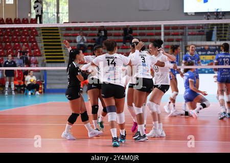 Rome, 18 sept 2024, Claudia Hernandez Figueroa du CD Heidelberg Volkswagen, Camila Hiruela Tapia du CD Heidelberg Volkswagen, Dayana Segovia du CD Heidelberg Volkswagen lors de la COUPE DE volleyball WEVZA femmes entre Bezier VB et Heidelberg Volkswagen le 18 sept 2024 au Palazzetto dello Sport à Rome. Banque D'Images
