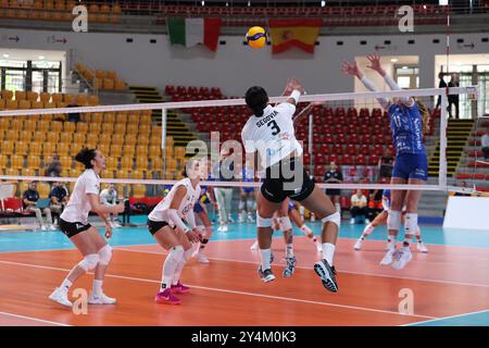 Rome, 18 sept 2024, Dayana Segovia du CD Heidelberg Volkswagen, Ciara Debell de Béziers volley lors de la COUPE WEVZA femmes de Volleyball entre Bézier VB et Heidelberg Volkswagen le 18 sept 2024 au Palazzetto dello Sport à Rome. Banque D'Images