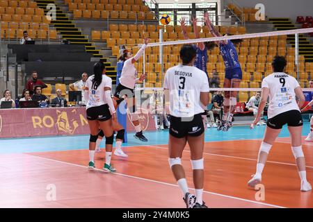 Rome, 18 sept 2024, Dayana Segovia de CD Heidelberg Volkswagen, Patricia Aranda Munoz de CD Heidelberg Volkswagen, Gisel Medina Chacoa de CD Heidelberg, Camila Hiruela Tapia de CD Heidelberg Volkswagen lors de la COUPE DE volleyball WEVZA femmes entre Bézier VB et Heidelberg Volkswagen le 18 sept 2024 au Palazzetto dello Sport à Rome. Banque D'Images