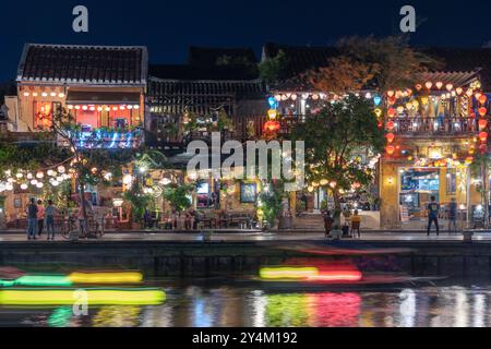 Bâtiments historiques colorés avec des lanternes vietnamiennes traditionnelles le long de la rivière dans la nuit du 24 mai 2023, à Hoi an, Vietnam Banque D'Images