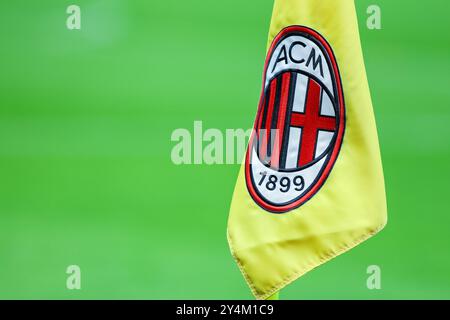 Drapeau de l'AC Milan vu lors du match de football UEFA Champions League 2024/25 phase - Matchday1 entre l'AC Milan et le Liverpool FC au stade San Siro Banque D'Images