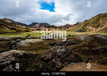 Les montagnes de rhyolite multicolores, de vastes étendues de lave et de sources chaudes dans la région montagneuse du parc Landmannalaugar près du volcan Hekla en So Banque D'Images