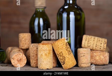 Les bouchons de vin sont faits d'écorce d'arbre sur fond de vieilles bouteilles de vin. Banque D'Images